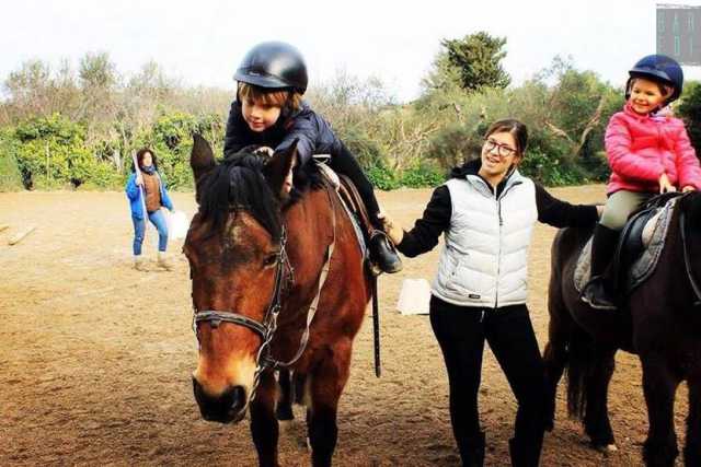 Equitazione, a 4 anni sul pony:  �Curare un cavallo migliora il carattere dei piccoli�